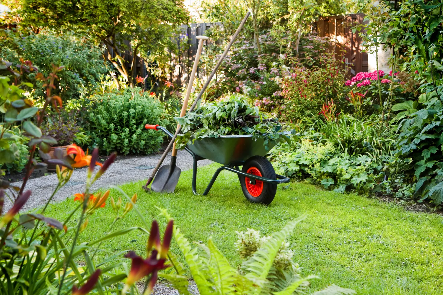 Arbeit mit Schubkarre im Garten