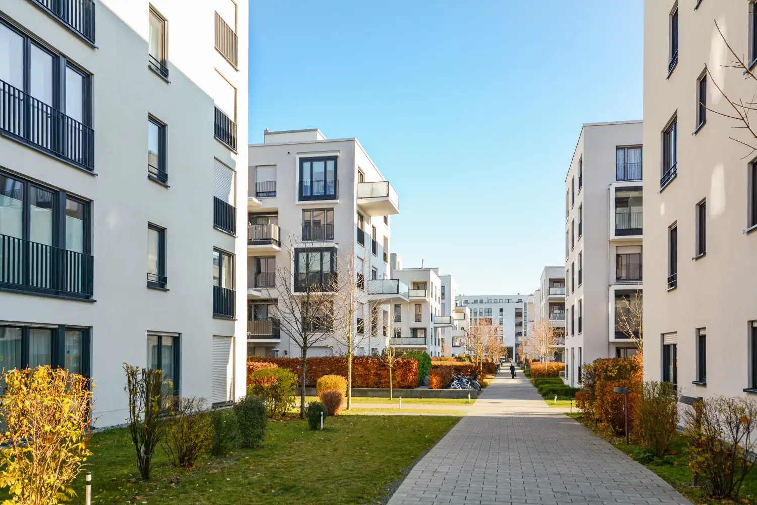 Moderne Mehrfamilienhäuser in einem grünen Wohngebiet in der Stadt